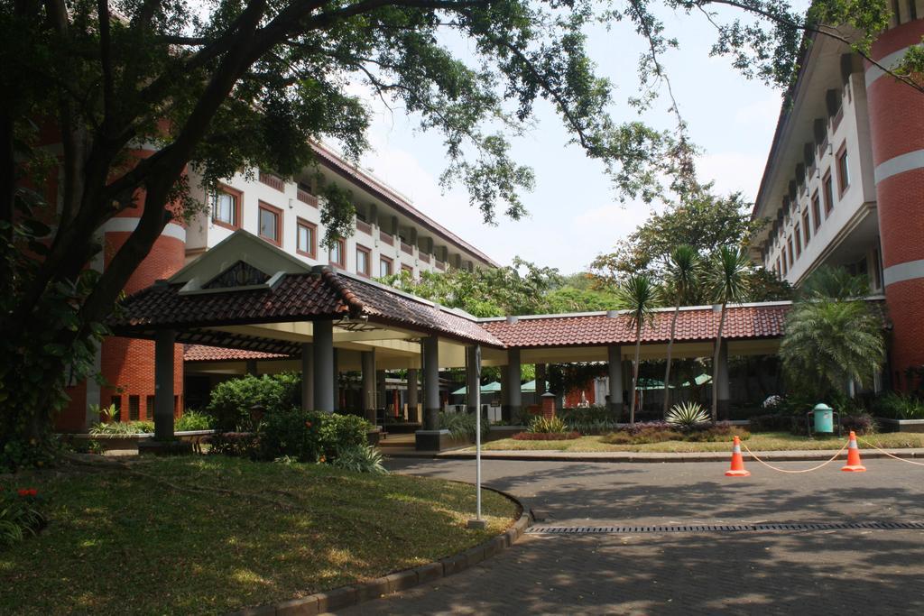Bumi Wiyata Hotel 데폭 외부 사진